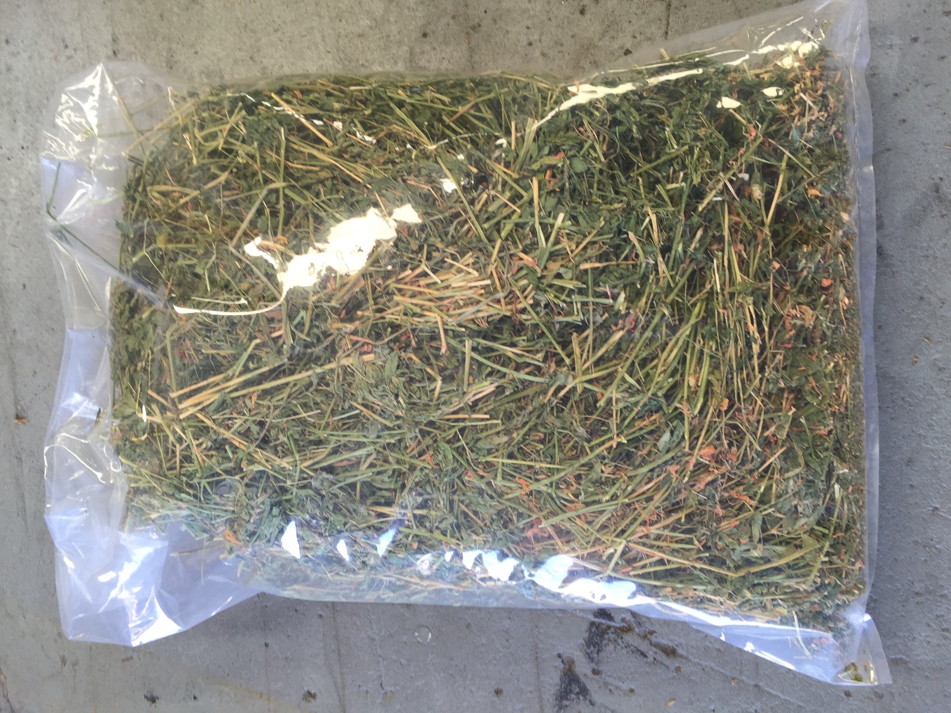 Tinnapet 3 kg Bag Lucerne Hay for rabbit guinea pig or other